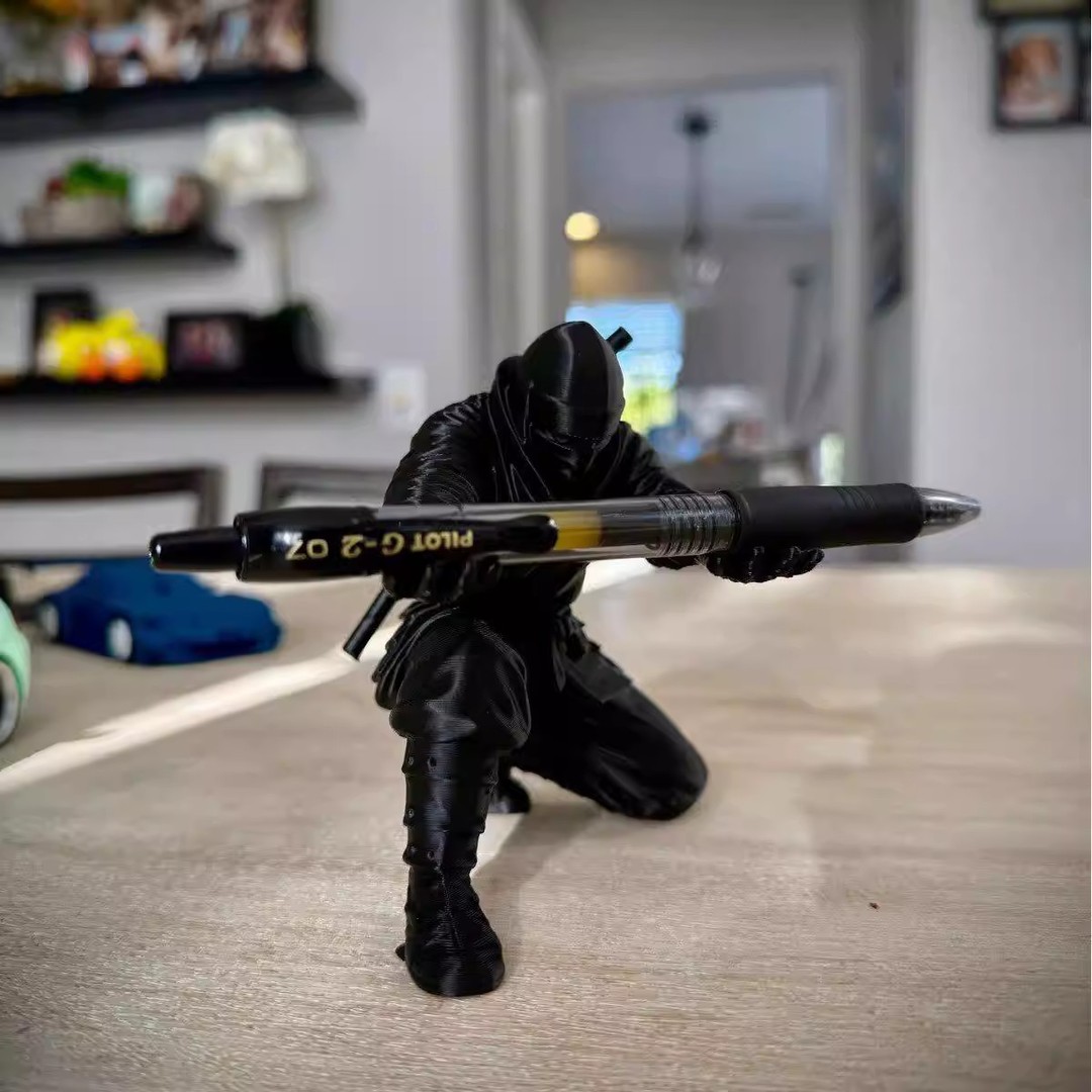 3D Printing Desk - Portalápices Ninja impreso en 3D, soporte